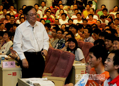 http://news.tsinghua.edu.cn/pic/2010/02/05/姚期智給學(xué)生們講課.jpg